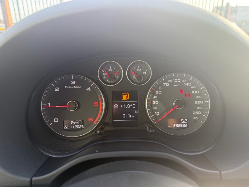 AUDI A3 PHASE 2 SPORTBACK S LINE 2.0 TDI 140CV 1ER MAIN 2011