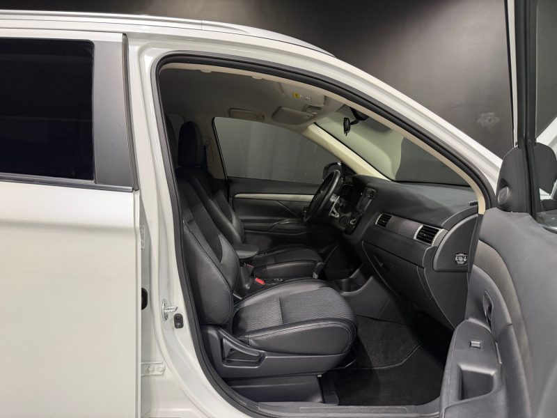 MITSUBISHI OUTLANDER 2.2 DI-D  DIAMANT EDITION 4WD 2015