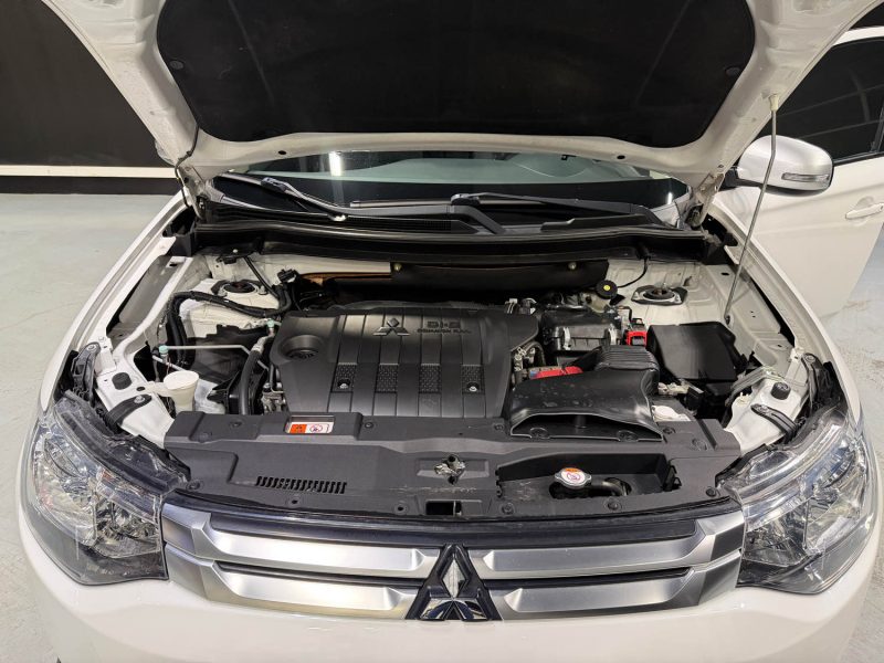 MITSUBISHI OUTLANDER 2.2 DI-D  DIAMANT EDITION 4WD 2015