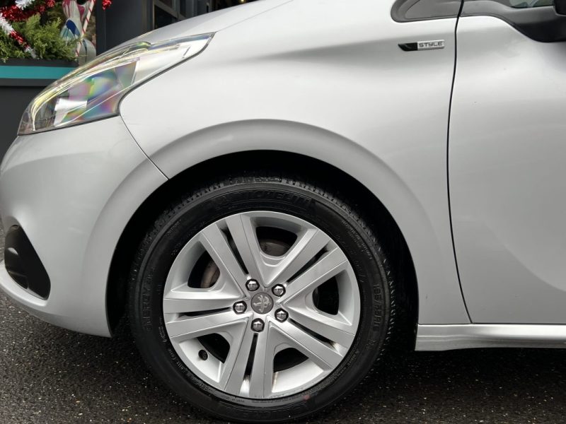 PEUGEOT 208 PHASE 2 STYLE 1.2 82 Cv ECRAN GPS TACTILE 5 PORTES 38 900 Kms CRIT AIR 1 - GARANTIE 1 AN