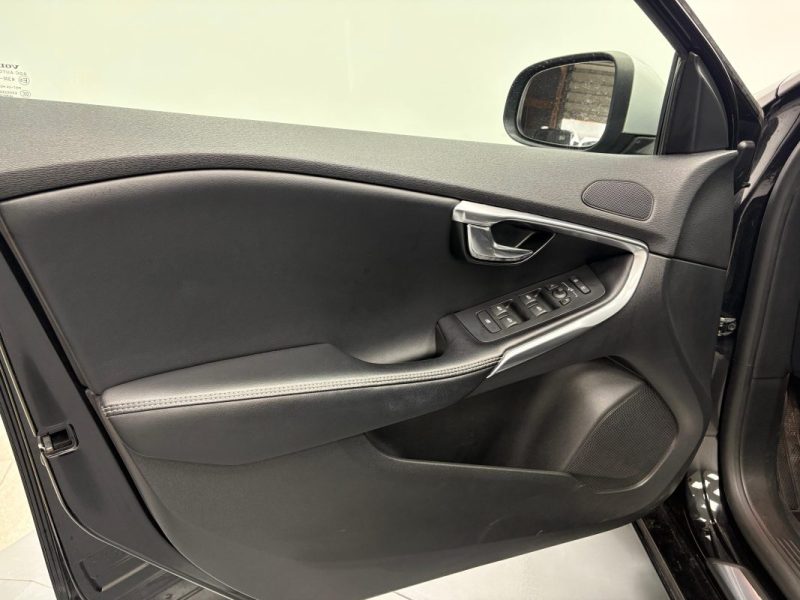 VOLVO V40 2.0D D3 15OCV R-DESIGN  BVA GARANTIE 12 MOIS