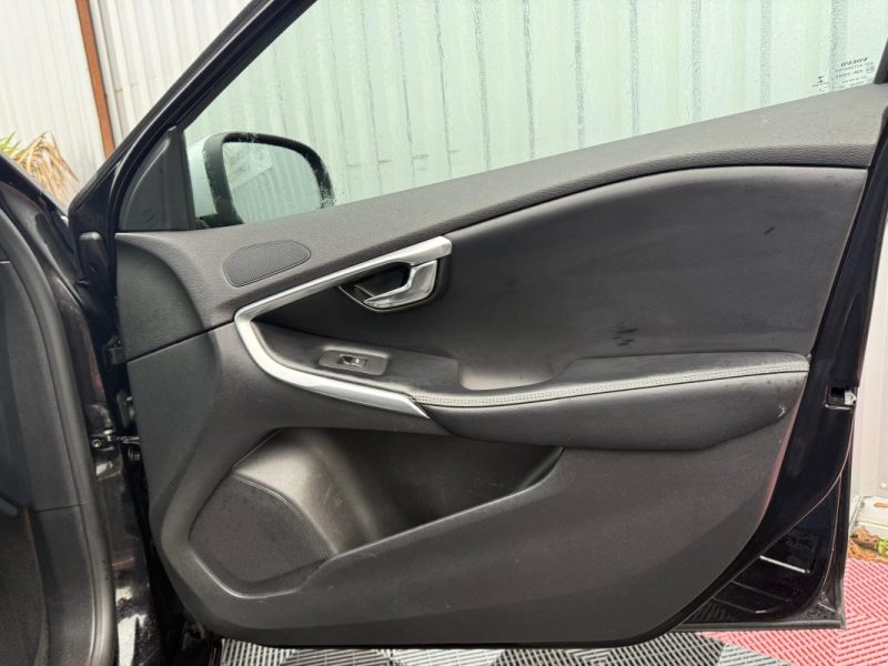 VOLVO V40 2.0D D3 15OCV R-DESIGN  BVA GARANTIE 12 MOIS