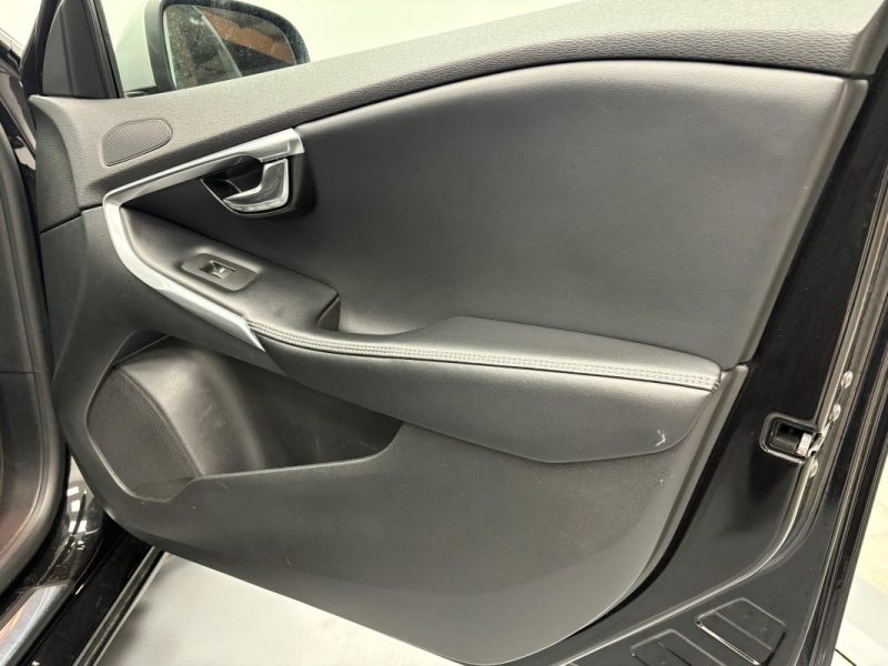 VOLVO V40 2.0D D3 15OCV R-DESIGN  BVA 