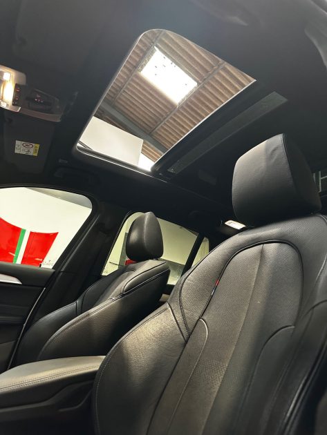 MAGNIFIQUE BMW X1 25i M SPORT X-DRIVE 231 CH (SUIVI D’ENTRETIEN BMW, 1ÈRE MAIN, TOIT OUVRANT, HK)