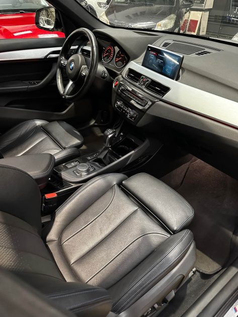 MAGNIFIQUE BMW X1 25i M SPORT X-DRIVE 231 CH (SUIVI D’ENTRETIEN BMW, 1ÈRE MAIN, TOIT OUVRANT, HK)