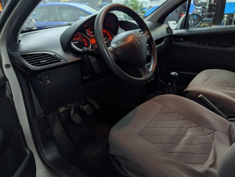 PEUGEOT 207 1.4 HDI 70cv EXECUTIVE 1ere main