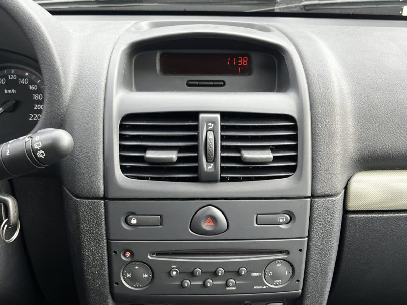 RENAULT CLIO 16V 75CV BVM5 CLIME AUTOMATIQUE 2005