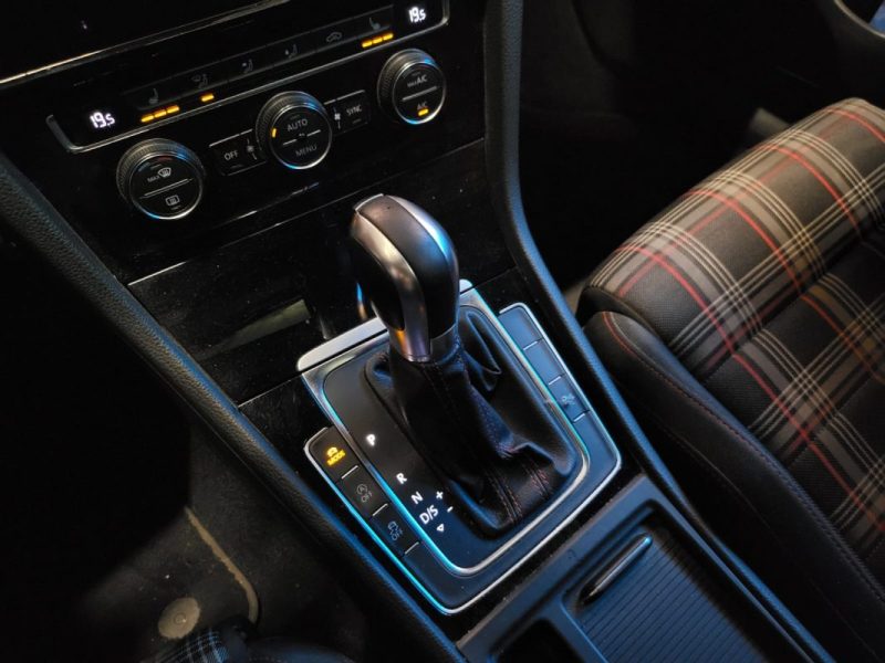 VOLKSWAGEN GOLF VII 2.0 GTI 230 ch DSG 6 / TOIT OUVRANT + GRAND ECRAN + VIRTUAL COCKPIT /