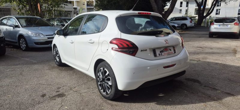 Peugeot 208 1.5 Blue-Hdi 100 ch Signature, *Idéale jeune conducteur*, *GPS*