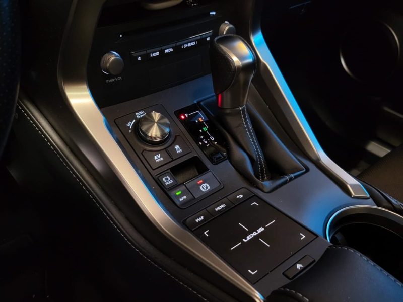 LEXUS NX300H 2.5 300H F SPORT / TOIT PANORAMIQUE / ATTELAGE / SUIVI COMPLET  