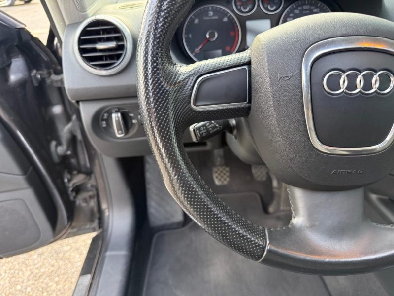 AUDI A3 Berline 105 ch 1.6 TDI Toit ouvrant panoramique / Intérieur Cuir / Climatisation bi-zone