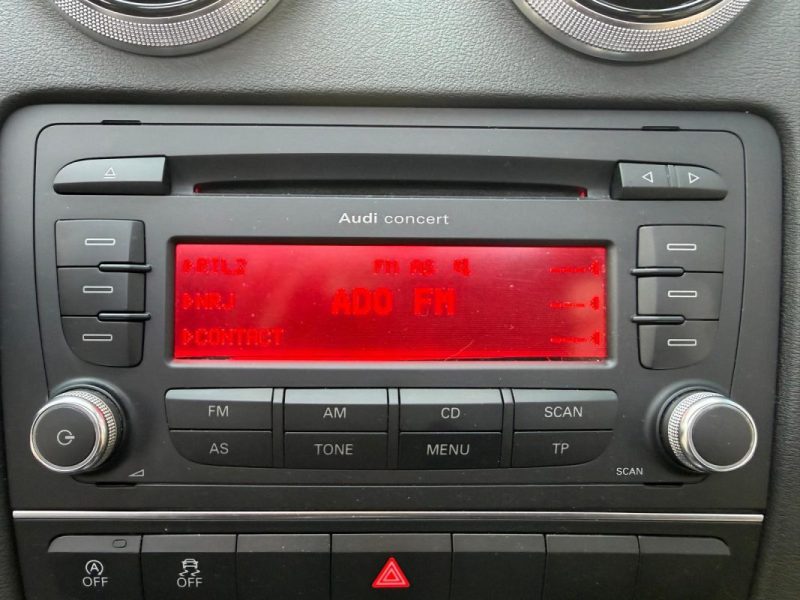AUDI A3 Berline 105 ch 1.6 TDI Toit ouvrant panoramique / Intérieur Cuir / Climatisation bi-zone