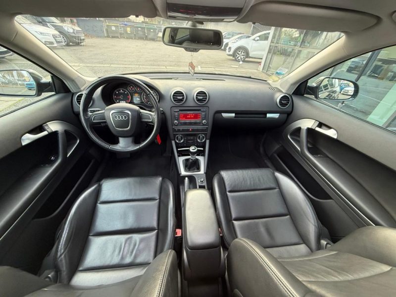 AUDI A3 Berline 105 ch 1.6 TDI Toit ouvrant panoramique / Intérieur Cuir / Climatisation bi-zone