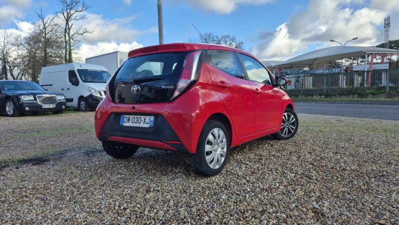 TOYOTA AYGO 1.0 VVT-i 69 ch X-Play X-Shift 5p