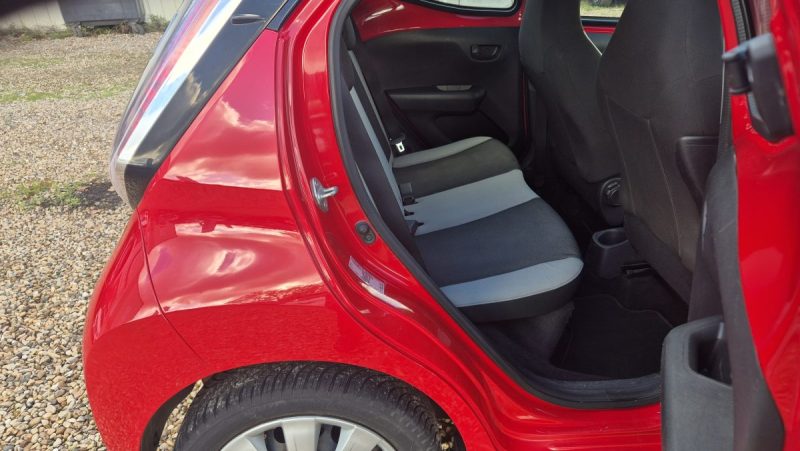 TOYOTA AYGO 1.0 VVT-i 69 ch X-Play X-Shift 5p