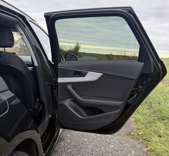 AUDI A4 35 TDI 163ch Business line S-TRONIC / CAMÉRA DE RECUL / COFFRE ÉLECTRIQUE