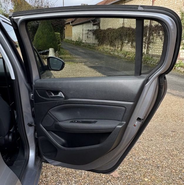 PEUGEOT 308 1.5 BlueHDi 130ch S&S Active / Feux LED-Xenon / Camera de recul / Apple Carplay