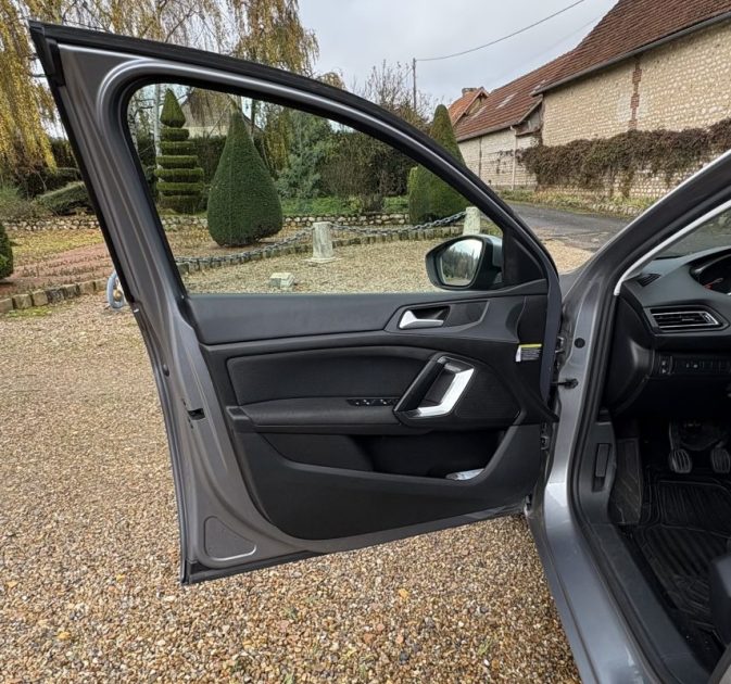 PEUGEOT 308 1.5 BlueHDi 130ch S&S Active / Feux LED-Xenon / Camera de recul / Apple Carplay