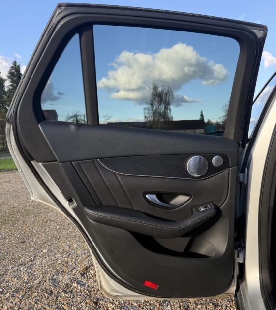 MERCEDES GLC 300D AMG LINE 4MATIC BVA 9G-TRONIC 2.0 245ch / SIÈGES ÉLECTRIQUES / TOIT OUVRANT PANO