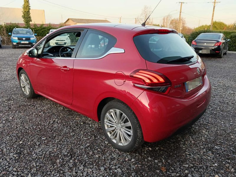 PEUGEOT 208 1.2 VTI 82 cv 3P Allure / Toit pano Bluetooth / Distribution neuve + CT OK