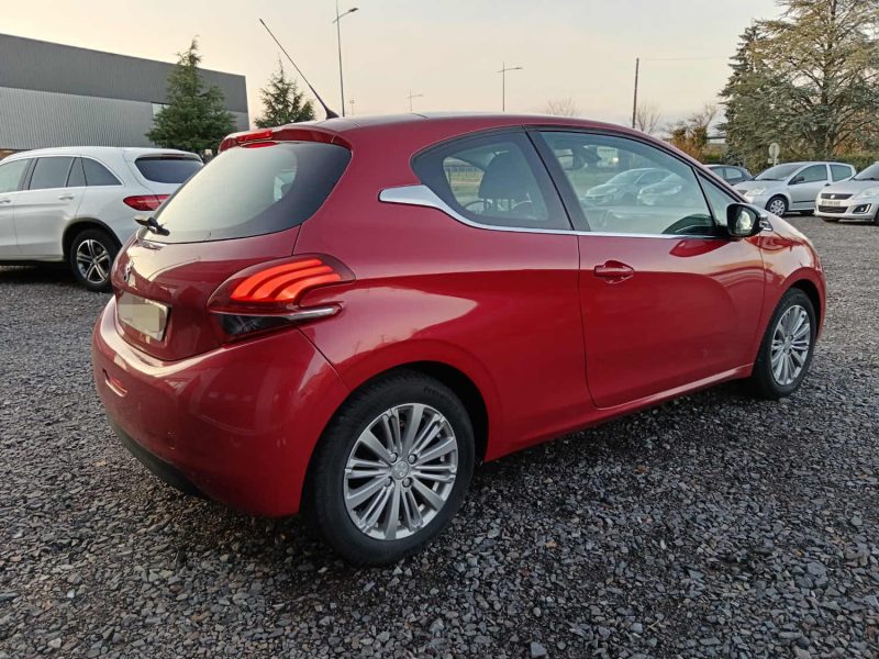 PEUGEOT 208 1.2 VTI 82 cv 3P Allure / Toit pano Bluetooth / Distribution neuve + CT OK