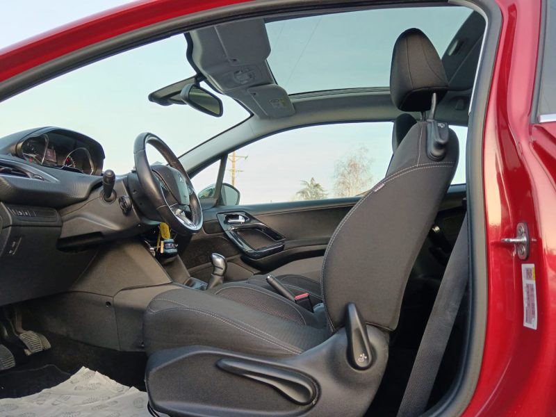 PEUGEOT 208 1.2 VTI 82 cv 3P Allure / Toit pano Bluetooth / Distribution neuve + CT OK