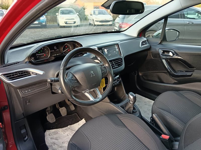 PEUGEOT 208 1.2 VTI 82 cv 3P Allure / Toit pano Bluetooth / Distribution neuve + CT OK