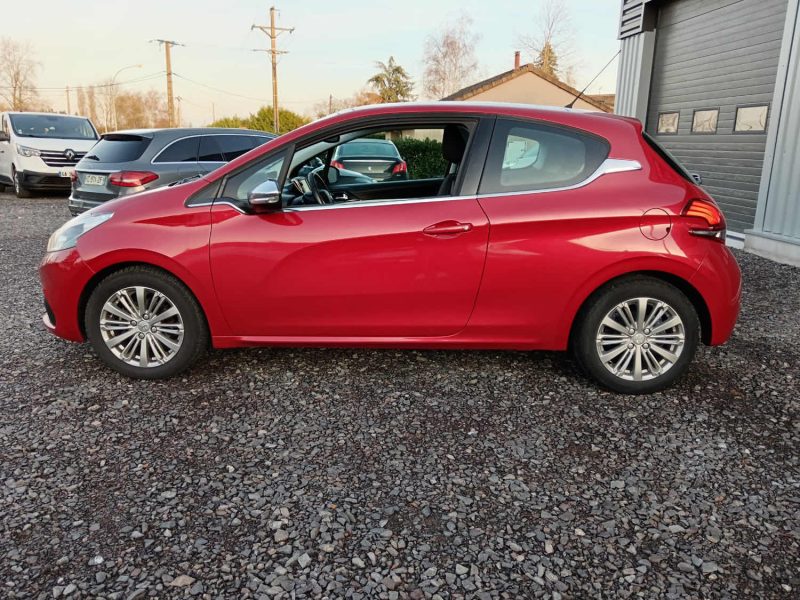 PEUGEOT 208 1.2 VTI 82 cv 3P Allure / Toit pano Bluetooth / Distribution neuve + CT OK