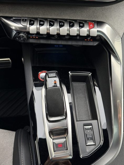 PEUGEOT 3008 II HYBRID RECHARGEABLE 1.6 EAT8 225 CV GT PACK / TOIT OUVRANT / SIEGES CHAUFFANTS