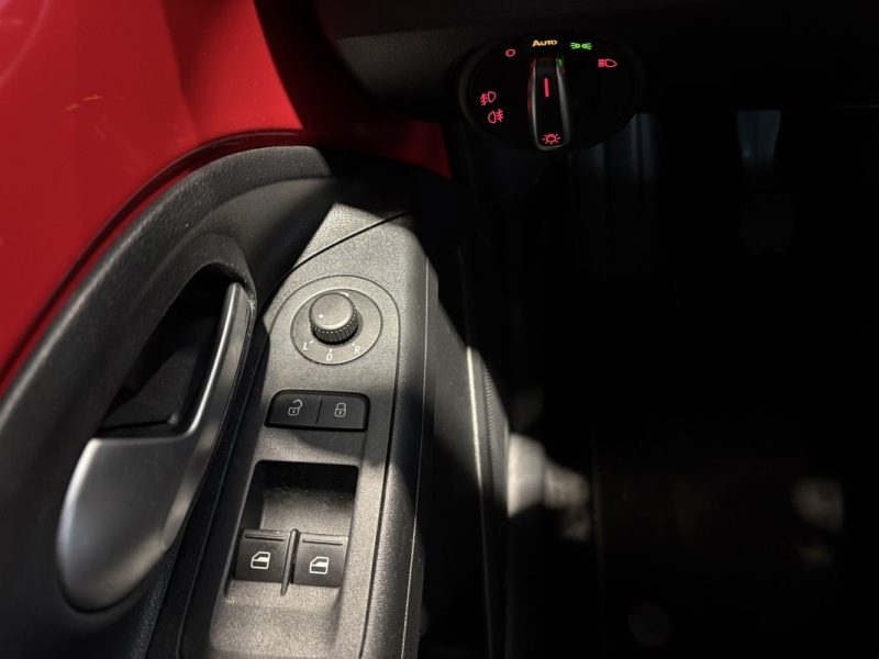 Volkswagen UP 90ch - CROSS UP  - Radars de recul - Bluetooth - Commande au volants  - jeune permis 