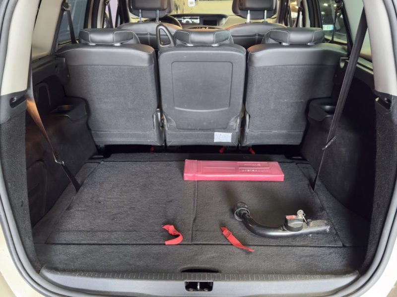 RENAULT SCENICIII 1.6 DCI 130CH INITIALE PARIS 7 PLACES/ATTACHE REMORQUE/TOIT OUVRANT 2014