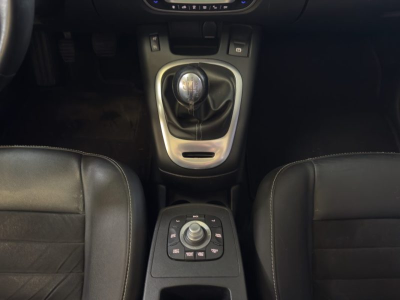 RENAULT SCENICIII 1.6 DCI 130CH INITIALE PARIS 7 PLACES/ATTACHE REMORQUE/TOIT OUVRANT 2014