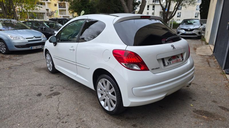 Peugeot 207 1.6 HDi 110 cv féline phase 2, *Idéale jeune conducteur*, *Toit panoramique*, *GPS*