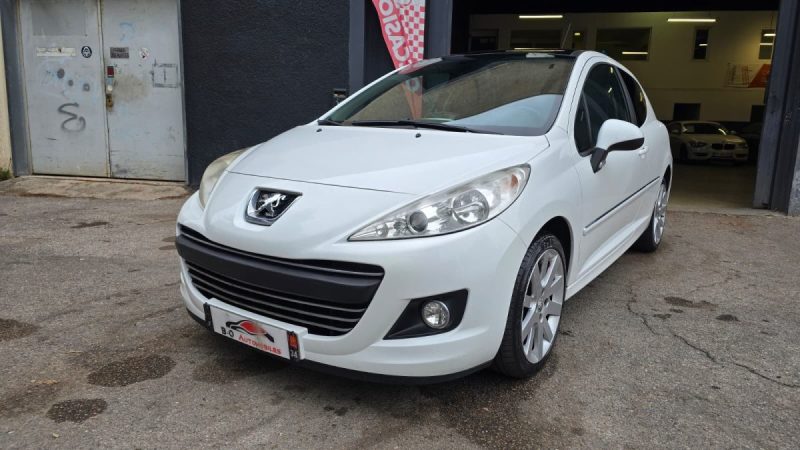 Peugeot 207 1.6 HDi 110 cv féline phase 2, *Idéale jeune conducteur*, *Toit panoramique*, *GPS*