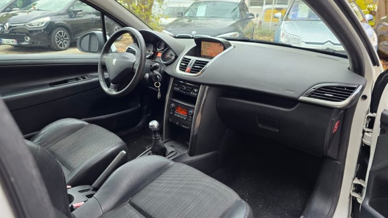 Peugeot 207 1.6 HDi 110 cv féline phase 2, *Idéale jeune conducteur*, *Toit panoramique*, *GPS*