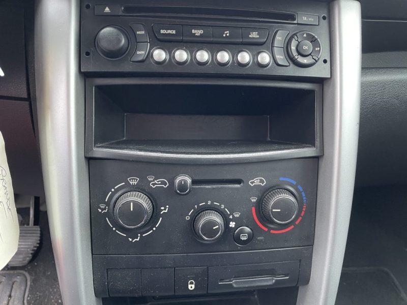 PEUGEOT 207 1.4 1360CM3 75CV    GARANTIE 3/12 MOIS 2011