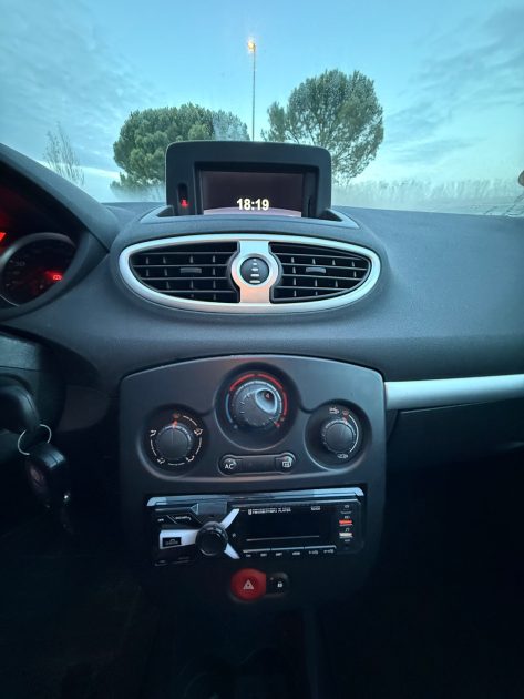 RENAULT CLIO III 1.5 DCi 70 bi-ton AUTHENTIQUE 