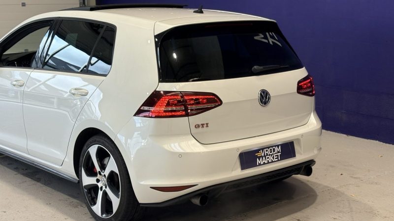 Volkswagen Golf 7  GTI PERFORMANCE 230ch DSG - Toit ouvrant - Suivi complet -Origine France-