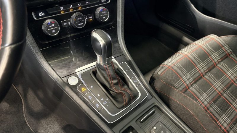 Volkswagen Golf 7  GTI PERFORMANCE 230ch DSG - Toit ouvrant - Suivi complet -Origine France-
