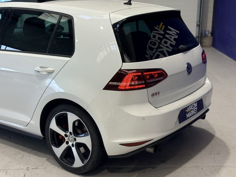 Volkswagen Golf 7  GTI PERFORMANCE 230ch DSG - Toit ouvrant - Suivi complet -Origine France-
