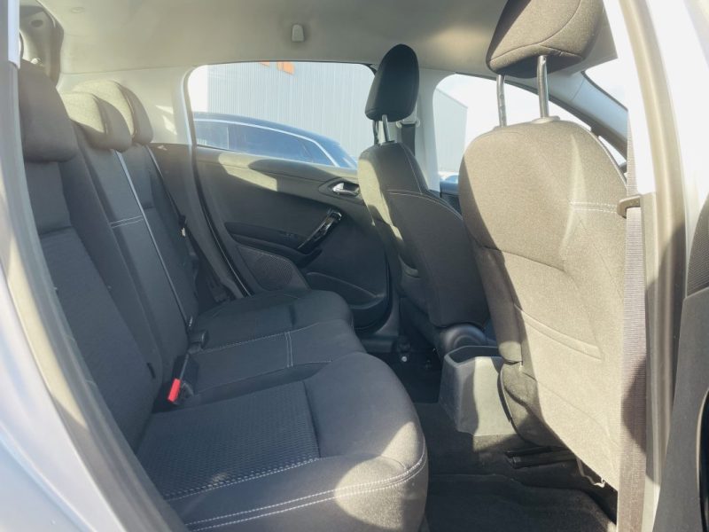 PEUGEOT 208 1.6 BlueHDI 100 ch Allure BVM5 / CarPlay - Entretien Peugeot