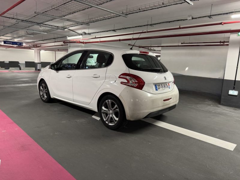 PEUGEOT 208 - 1 1.2 VTI 82 ACTIVE 2015