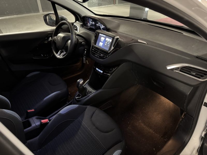 PEUGEOT 208 - 1 1.2 VTI 82 ACTIVE 2015