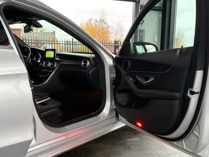 Mercedes C180 CDI 116ch 📋 Suivi Mercedes ✨ Toit ouvrant pano 🌅 Attelage 🔄 Garantie 🛡️