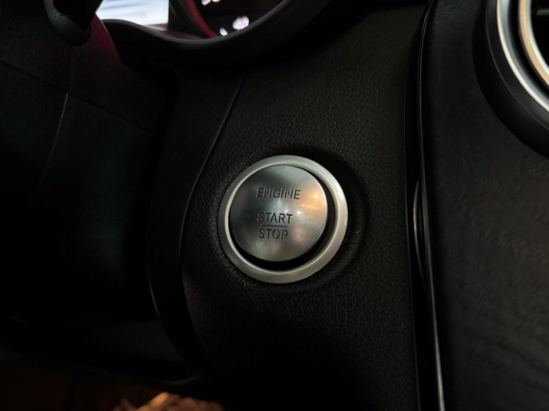 Mercedes C180 CDI 116ch 📋 Suivi Mercedes ✨ Toit ouvrant pano 🌅 Attelage 🔄 Garantie 🛡️