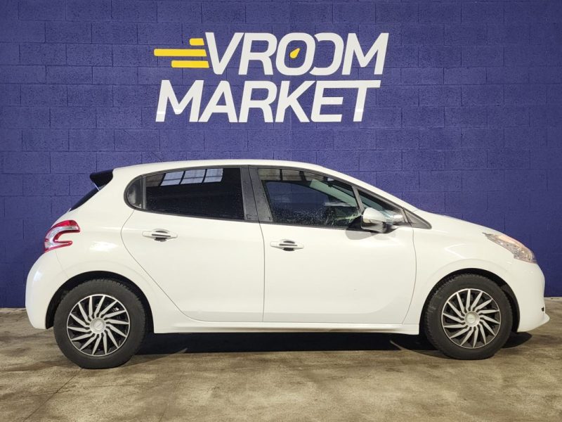 PEUGEOT 208 1.2 82Cv-ACTIVE-BVA-3P- 54 000 km