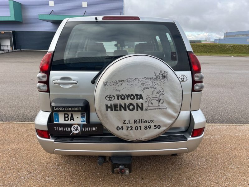 TOYOTA LAND CRUISER 3.0 L 165 ch D-4D 8 Places