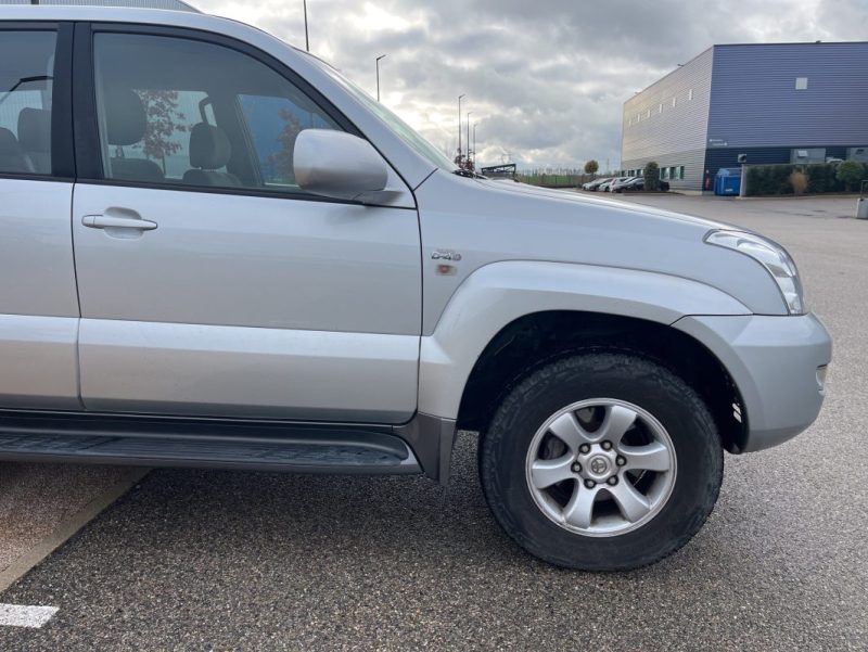 TOYOTA LAND CRUISER 3.0 L 165 ch D-4D 8 Places