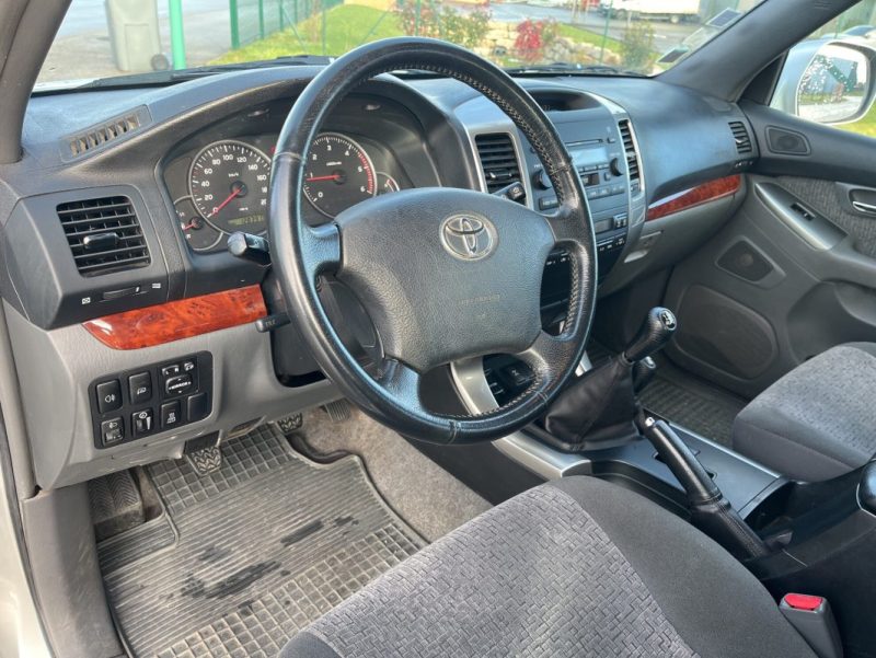 TOYOTA LAND CRUISER 3.0 L 165 ch D-4D 8 Places