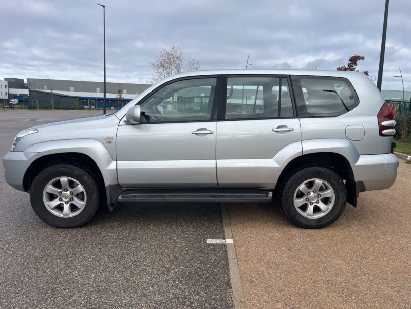 TOYOTA LAND CRUISER 3.0 L 165 ch D-4D 8 Places